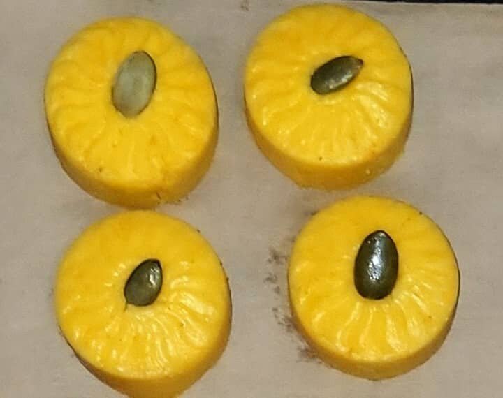 Pet pedas made with dairy and honey, topped with pumpkin seeds and arranged on a baking tray.